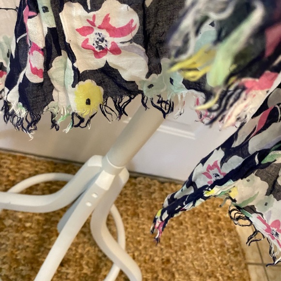 Pretty Floral Lightweight Long Scarf Wrap OS - Picture 3 of 5